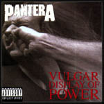 "Vulgar Display Of Power" -albumin etukannessa valokuva miehestä, jota lyödään nyrkillä naamaan. Vasemmassa yläkulmassa Pantera-logo valkoisella.