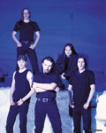 Sonata Arctica -bändin viisihenkinen kokoonpano seisoo lumisen muurin luona. Yksi miehistä seisoo muurin päällä, taustalla sininen taivas. Miehillä mustat vaatteet yllään.