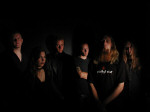 Erittäin hämärässä kuvassa Fairytale Abuse -bändin jäsenet seisovat yhdessä rivissä. Kuvassa kuusi hahmoa, joista ainakin yksi on nainen. Oikeassa laidassa mies, jolla pitkä parta.