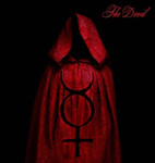 Musta tausta, jota vasten tummanpunaiseen kaapuun pukeutunut hahmo, jolla päässä huppu. Oikeassa yläkulmassa punaisella värillä sanat The Devil.
