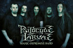 Ryhmäkuva Psilocybe Larvae -yhtyeen kokoonpanosta, johon kuuluu viisi mustiin pukeutunutta miestä. Kuvan alaosassa etualalla yhtyeen logo.