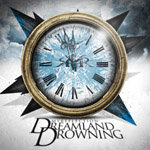 Piirros kellotaulusta, jonka ympärillä teräviä sakaroita. Kuvan alaosassa lukee "Dreamland Drowning" ilman lainausmerkkejä.