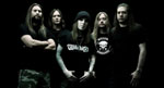 Ryhmäkuva Children Of Bodomin kokoonpanosta seisomassa mustaa taustaa vasten yhdessä rivissä. Keskellä Alexi Laiho.