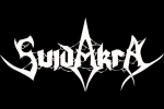 Suidakran logo mustaa taustaa vasten valkoisella värillä. Kirjaimet ovat muotoiltuja, teräväsärmäisiä ja piikikkäitä.