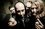 Vuonna 2012 otettu valokuva Degradead-yhtyeen miehistä, joita kuvassa viisi kappaletta.