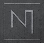 Tummanharmaata taustaa vasten kehyksissä Nicumo-logo, joka on kulmikas N-kirjainta muistuttava viiva.