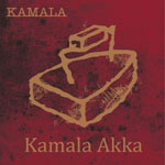 Tummanpunainen tausta, jota vasten piirretty vanhanaikainen silitysrauta. Vasemmassa yläkulmassa on Kamalan nimi ja alaosassa albumin "Kamala Akka" nimi.
