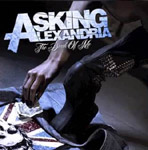 "From Death To Destiny" -albumin etukannessa valokuva ihmisestä, joka poimii kädellään maasta vaatteita tai jotain muuta. Kuvan yläosassa sinertävä Asking Alexandria -logo.