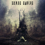 "Omega Arcane" -albumin etukannessa suuri sarvekas olento, joka kyyristyneen ihmisolennon takana. Kuvan yläosassa Shade Empiren logo mustalla.