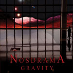 "Gravity"-albumin etukannessa metalliristikko, jonka takana näkyy autiota ja elotonta maisemaa. Kuvan alaosassa punaisella värillä Nosdraman logo ja sen alla "Gravity"-albumin nimi.