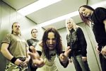 Sonata Arctica -bändin jäsenet 'Unia'-albumin promokuvassa. Miehiä viisi kappaletta, joista keskimmäisenä Kakko kyyristelee ja irvistelee.