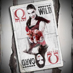"Wild Card" -albumin etukannessa pelikortti, jonka ylä- ja alaosassa peilikuvina mustahiuksinen naisihminen.