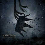"Dethroned and Uncrowned" -albumin nimi lukee kuvan vasemmassa reunassa Katatonia-logon alla. Kuvassa piirros linnusta, jonka varpaiden kynsissä musta kruunu.