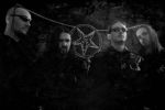 Mustavalkoinen promokuva Arkhon Infaustus -bändin jäsenistä, joita kuvassa neljä kappaletta. Taustalla suuri Baphomet-symboli. Parilla miehellä silmien edessä mustat aurinkolasit.