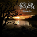 Valokuva synkkä järvimaisema, jonka yllä laskeva tai nouseva aurinko. Oikeassa yläkulmassa on Vorna-logo harmaalla.
