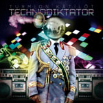 "Technodiktator"-albumin etukannessa paraatipukuun sonnustautunut ihmishahmo, jonka päätä peittää suuri peilipallo. Kuvan yläosassa lukee albumin nimi.
