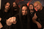 Bändikuva Onslaught-bändin jäsenistä. Kuvassa viisi miestä, joista osalla pitkät mustat hiukset ja parrat.