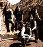 Viisi Construcdead-yhtyeen jäsentä seisoo hiekkatiellä. Kuva on ruskeasävyinen. Miehillä yllään hihattomat mustat paidat ja mustat housut.