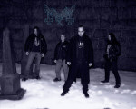 Mayhem-yhtyeen bändikuva. Otettu luonnon keskellä, hämärässä, lumen keskellä. Kuvassa myös uusi laulaja, Attila Csihar.