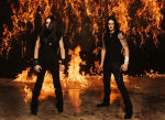 Satyricon-bändin Satyr ja Frost seisovat liekkimeren edessä. Lattiakin on tulessa. Miehillä yllään mustat housut ja hihattomat mustat paidat. Molemmilla pitkät mustat hiukset.