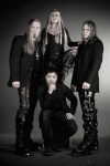 Mustavalkoinen promokuva Sirenia-yhtyeen jäsenistä, joita kuvassa neljä kappaletta. Yksi jäsenistä on nainen, joka seisoo miesten takana keskimmäisenä. Naisella pitkät vaaleat hiukset.