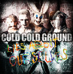 "Lies About Ourselves" -albumin etukannessa ryhmäkuva bändistä, jonka jäsenistä keskimmäisellä kaninaamari päässään. Kuvan keskellä päällimmäisenä Cold Cold Ground -logo.