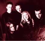Viisipäisen Daysend-bändin ryhmäpotretti, jossa näkyy neljän miehen ja yhden naisen hahmot. Jokaisen hahmo pukeutunut tummiin vaatteisiin. Kuva on punasävyinen. Kolmella miehistä lyhyet hiukset.