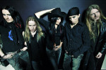 Nightwish-yhtyeen jäsenet promokuvassa, jossa näkyy myös Tarja Turunen. Kuva on jokseenkin vääristynyt, kuva on saatettu ottaa kalansilmälinssillä.