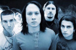 Sinisävyinen valokuva Trivium-yhtyeen nelihenkisestä koonpanosta, joka muodostuu miehistä. Miehillä mustat hiukset. Vasemmassa laidassa näkyvällä siilitukka, muilla pitkä heviletti.