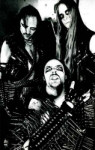 Mustavalkoinen bändikuva Nifelheim-yhtyeen kolmesta jäsenestä. Kuva on hieman ylivalottunut. Miehillä on corpse-maskit kasvoilla, runsaasti niittirannekkeita käsivarsissaan. Miehillä myös pitkät hiukset.