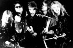 Maninnya Blade -bändin kokoonpano 1980-luvulla otetussa mustavalkoisessa bändikuvassa. Miehiä potretissa viisi kappaletta, joista jokaisella ajalle tyypillinen hiuspehko.