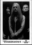 Mustavalkoinen valokuva Therion-bändin kolmesta jäsenestä, jotka seisovat mustaa taustaa vasten. Keskimmäisenä mies, jolla pitkät vaaleat tai vaaleanruskeat hiukset ja viikset sekä partaa.