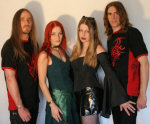 Atargatis-bändin nelihenkinen kokoonpano seisoo valkoista taustaa vasten. Kuvassa kummassakin laidassa pitkähiuksiset miehet, joiden keskellä seisoo kaksi naista. Toisella naisista punaiset hiukset, toisella vaaleat.