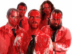 General Surgery -yhtyeen viisi miestä seisoo valkoista taustaa vasten. Heillä jokaisella yllään valkoiset paidat ja musta solmio... Heidän vaatteensa ja kasvonsa punaisen veren peitossa ihan täysin totaalisesti.