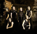 Promokuva Epica-bändin jäsenistä, joita kuvassa kuusi kappaletta. Keskimmäisenä seisoo nainen, jolla pitkät hiukset. Kuvan taustalla suuria kivisiä kasvoja ja muita muinaisia rakennelmia. Miehillä yllään lyhythihaiset mustat paidat, naisella musta nahka-a