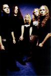 Fleshcrawl-yhtyeen viisi jäsentä seisoo rykelmänä tummassa tilassa, joka on ehkä huone tai vain lavaste. Miehillä yllään mustat vaatteet. Kuvassa kolmella miehellä pitkät vaaleat hiukset, muilla musta heviletti.