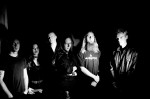 Mustavalkoinen potretti Fairytale Abuse -nimisen bändin kokoonpanosta. Kuvassa näkyy yksi nainen ja viisi miestä, jotka seisovat rivissä mustaa taustaa vasten.