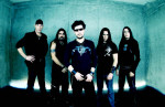 Firewind-bändin jäsenet seisovat hyvin sinisensävyistä seinää vasten. Miehillä, joita kuvassa näkyy viisi kappaletta, on yllään mustat tai tummat vaatteet. Keskimmäisenä seisoo mies, jolla lyhyet mustat hiukset ja silmien edessä aurinkolasit. Ranteissa hä