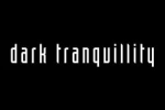 Dark Tranquillity -bändin logo valkoisella mustaa taustaa vasten. Kirjaimet on kirjoitettu pienin kirjaimin.