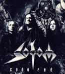 Sodom-yhtyeen kolme jäsentä seisoo mustavalkoisessa valokuvassa mustiin vaatteisiin pukeutuneina. Kuvan alaosassa keskitettynä bändin logo, jonka alla lukee 'Code Red'.
