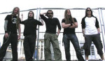 Viisi ruotsalaisen Construcdead-yhtyeen jäsentä seisoo ulkoilmassa rauta-aitaa vasten ja valkoisen taivaan alla. Miehillä melkein jokaisella pitkät hiukset ja osalla mustat vaatteet yllään. Keskimmäisellä hepulla mustat aurinkolasit silmillä ja suu irvees