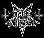 Dark Funeral -bändin mustavalkoinen logo valkoisella mustaa taustaa vasten. Logossa keskellä ylösalaisin käännetty pentagrammi, jonka päällä lukee 'Dark Funeral'. Pentagrammin vasemmalla ja oikealla puolen ylösalaisin käännetyt koristeelliset ristit.