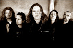 Valokuva Hatesphere-bändin miehistöstä, johon kuuluu viisi mustiin pukeutunutta miestä. Keskimmäisenä heppu, jolla pitkähköt tummat hiukset, missä on kurveja. Parilla miehistä lyhyet tai puolipitkät hiukset.