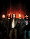 Promokuva Dream Theater -ryhmän miehistöstä, johon kuuluu viisi miestä. Miehet seisovat rivissä tummanpunaista puuseinää vasten, joka on yläosasta pimeyden nielemä. Keskimmäisenä rivissä mies, jolla ruskeat housut ja valkoinen paita sekä musta lyhyt nahka