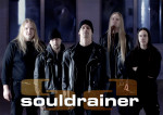 Souldrainer-bändin promokuva, jossa yhtyeen logo kuvan alaosassa keskitettynä. Kuvassa viisi mustiin pukeutunutta miestä, jotka seisovat rivissä lasi-ikkunoilla varustettua seinää vasten. Keskimmäisenä mustaan lyhyeen nahkatakkiin ja pipoon sonnustautunut