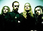 Neljä Primordial-bändin jäsentä seisoo haaleansinistä taustaa vasten pukeutuneina mustiin tai hyvin tummanvärisiin asusteihin. Kolmella miehellä pitkät hiukset, Nemtheangalla lyhyehköt.