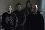 Neljä G.O.R.E.-yhtyeen jäsentä seisoo ryhmäkuvassa pukeutuneina mustiin vaatteisiin. Kahdella miehistä kaljut, yhdellä lyhyet hiukset ja neljännellä pitkät hiukset.