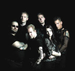 Illnath-bändin kuusi jäsentä ryhmäkuvassa mustaa taustaa vasten. Kuvassa viisi miestä ja yksi nainen. Miehillä yllään mustat vaatteet, naisella koristeellinen ja kuvioitu paita, jonka hihat käärittu kyynärtaipeisiin.