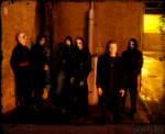 Nefastus Dies -yhtyeen kuusi miespuolista jäsentä seisoo hyvin epätarkassa ja hämärässä valokuvassa. Osalla miehistä on corpse maskit kasvoilla. Jokainen pukeutunut mustiin vaatteisiin. He seisovat talorakennuksen seinän vierustalla, taustalla pikitietä.