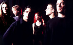 Kuusi Epica-bändin jäsentä seisoo rivissä mustaa taustaa vasten. Kuvassa viisi miestä ja yksi nainen, jolla pitkät punaiset hiukset. Kaikki hahmot pukeutuneet mustiin tai hyvin tummanvärisiin vaatteisiin.